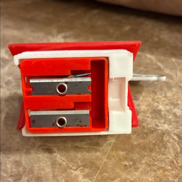 Snoopy on Red Doghouse Pencil and crayon sharpener plastic Hong Kong 1968 - Picture 5 of 7